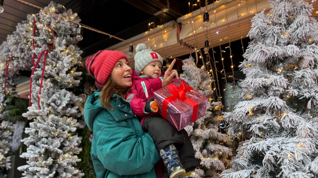 Москвичка Маргарита Лебедева с племянницей Лидой разглядывают огоньки на елке на Ходынке