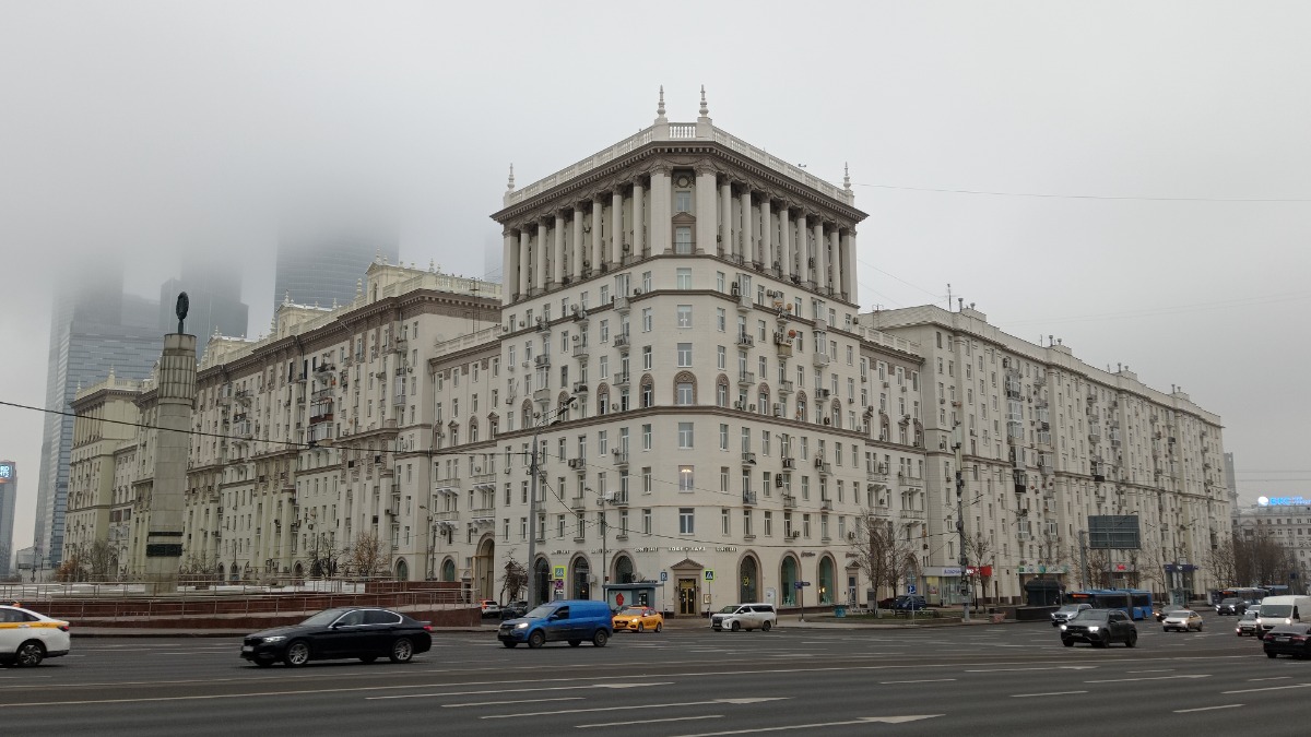 На Кутузовском проспекте обрел новую жизнь шедевр советской неоклассики 1953 года постройки