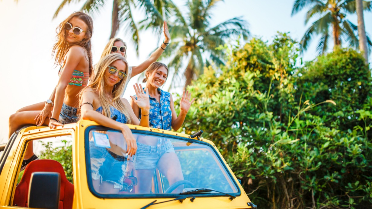 Поехать на отдых большой компанией не только весело, но еще и выгодно: можно поделить расходы на жилье, такси