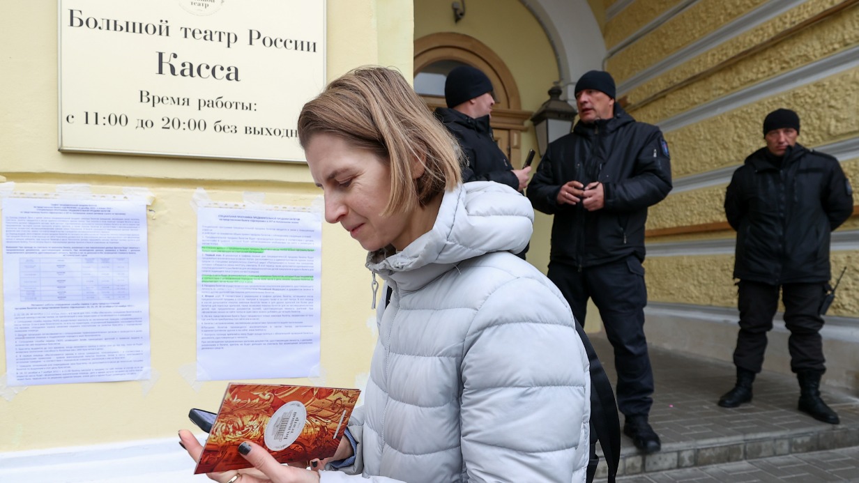 Чтобы приобрести билет на «Щелкунчика», раньше нужно было лично приехать и отстоять в длинной очереди