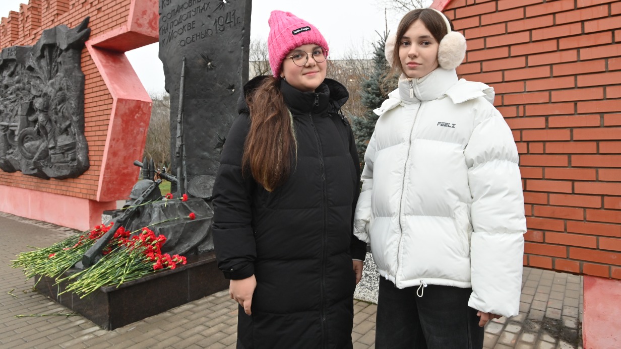 Участницы патриотической акции, посвященной Дню памяти Неизвестного Солдата, прошедшей у мемориала героев — курсантов подольских военных училищ Яна Хван (слева) и Дария Грибкова