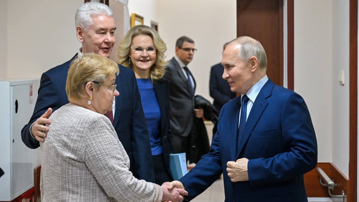 Президент России Владимир Путин (справа) пожимает руку директору Научно-практического центра медико-социальной реабилитации инвалидов имени Швецовой Светлане Воловец. Этот центр глава государства посетил вместе с мэром Москвы Сергеем Собяниным и заместителем председателя правительства РФ Татьяной Голиковой