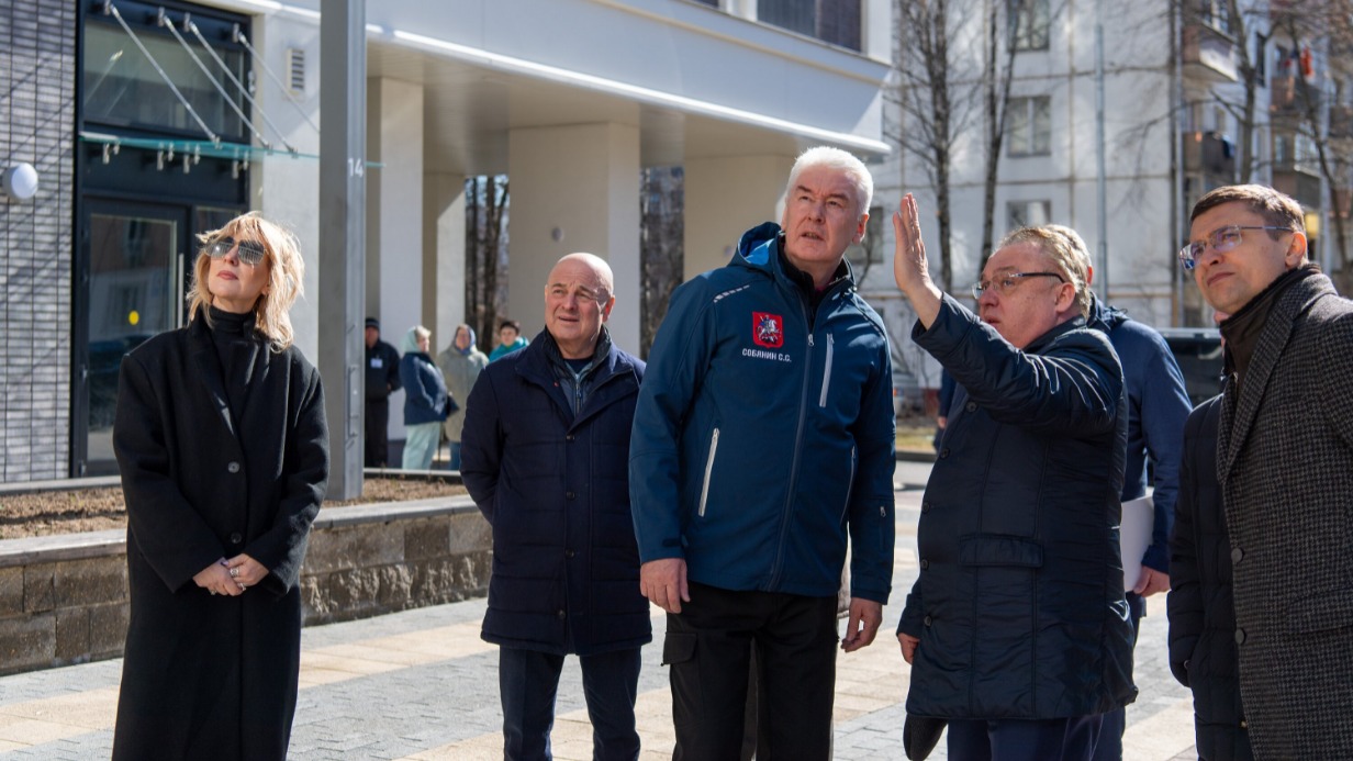 Мэр Москвы Сергей Собянин (в центре) пообщался с новоселами жилого комплекса, который построили по программе реновации в районе Кузьминки