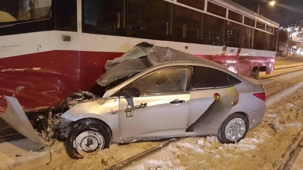 Трамвай на скорости протаранил несколько машин в Новосибирске из-за отказа тормозов