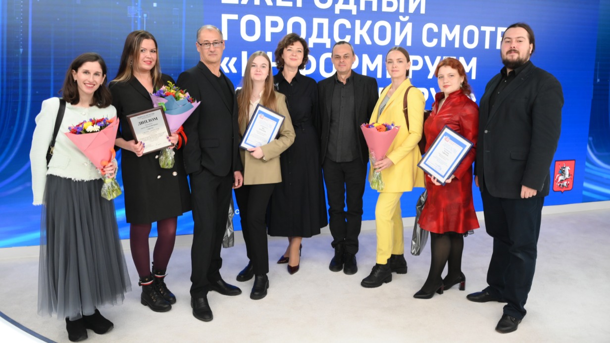 Первый заместитель руководителя Департамента СМИ и рекламы Юлия Казакова (в центре), первый заместитель главного редактора «Вечерней Москвы» Александр Шарнауд (справа от нее) и сотрудники «ВМ» (слева направо): Марьяна Шевцова, Анна Балюк, Валентин Звегинцев, Яна Легостаева, Василиса Чернявская, Татьяна Сафонова и Григорий Сахаджи на церемонии награждения