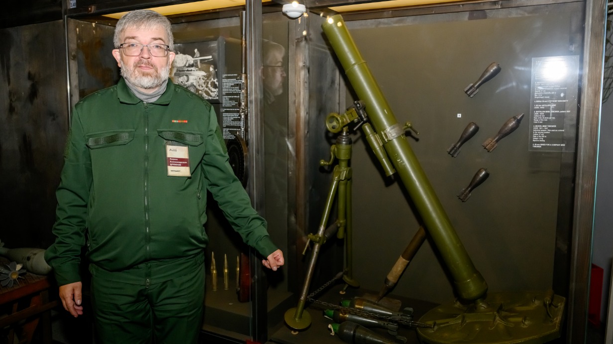 Методист Государственного музея обороны Москвы Кирилл Дряннов показывает 120-миллимитровый миномет