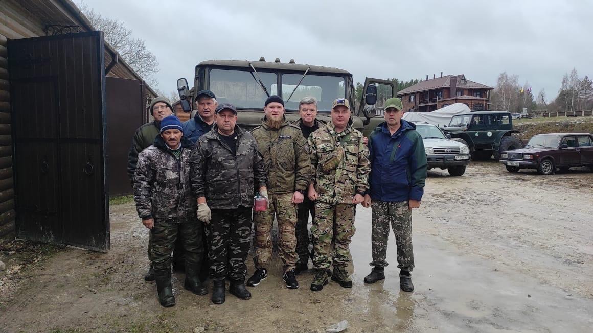 Член Общественного совета Министерства обороны Леонид Палько (второй слева на заднем плане) передает военнослужащим автомобиль ГАЗ-66