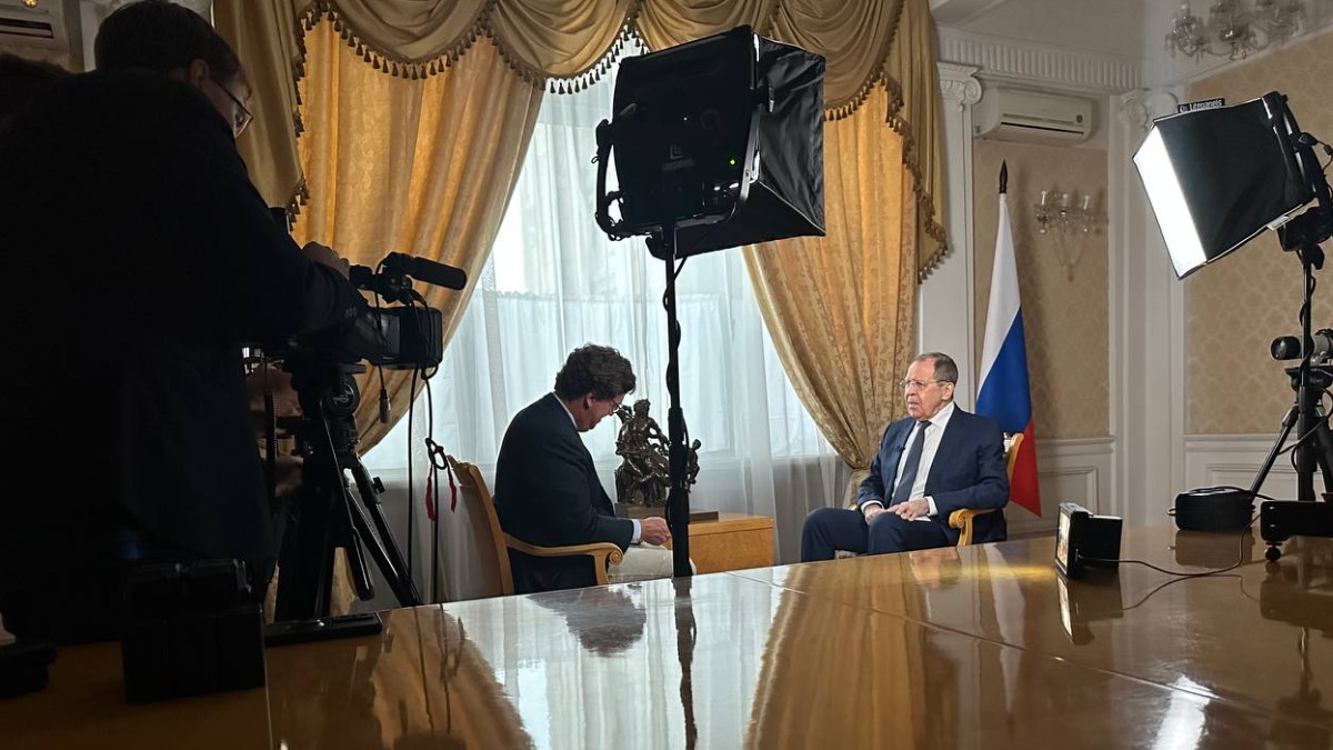 Появилось первое совместное фото с интервью Лаврова Карлсону