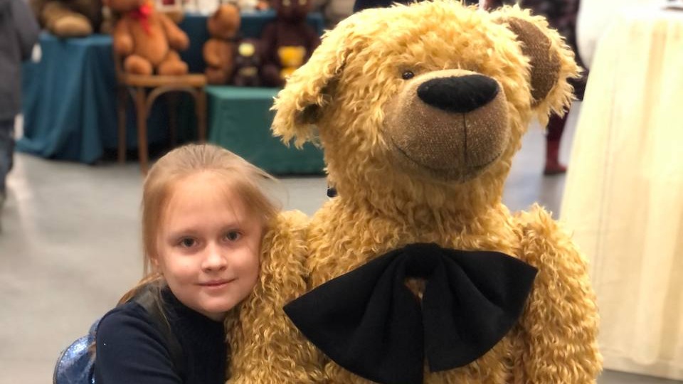 Таисии Климовой понравился необыч- ный медведь на выставке Hello Teddy на Тишинке
