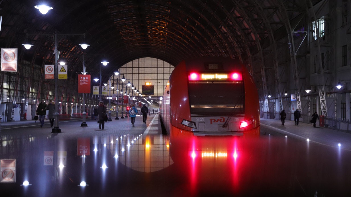 Электропоезд «Ласточка» на железнодорожном вокзале
