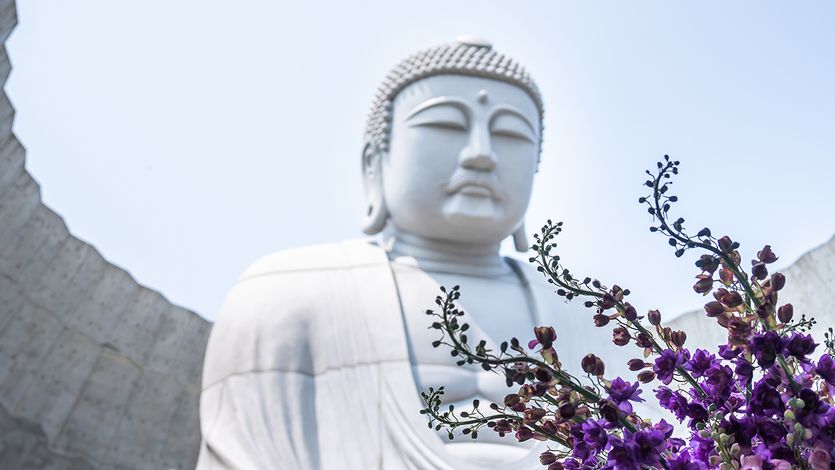 «Из-за злых духов»: огромная статуя Будды обрушилась на монахов в Таиланде