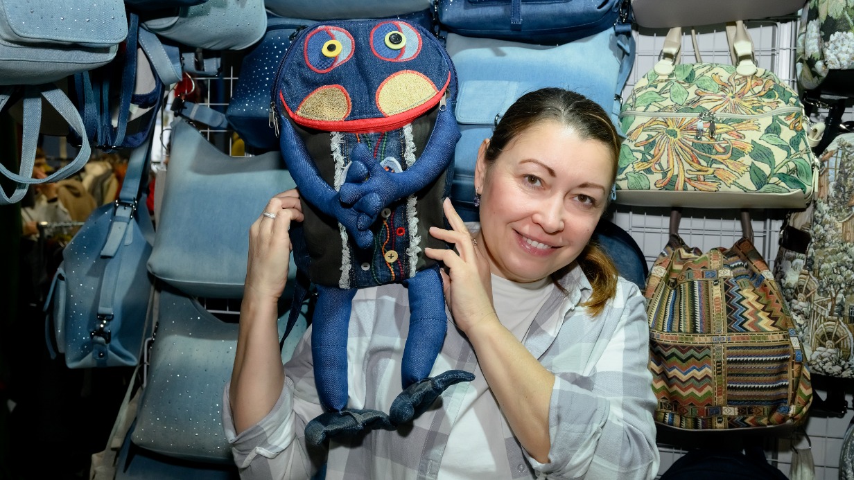 Мастер Анжелика Дымова показывает сумку собственной работы