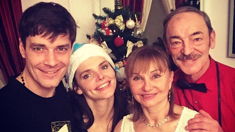 Шуба Деда Мороза славу принесла: какие подарки просили звезды на Новый год