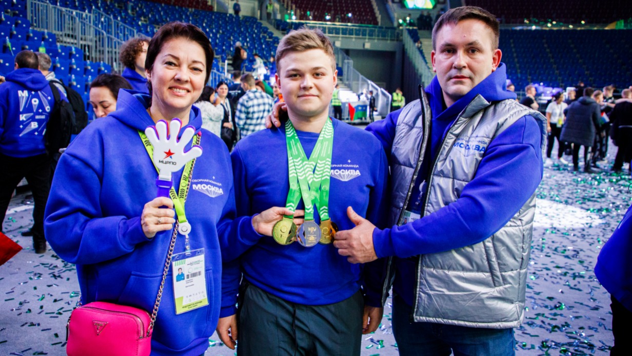 Слева направо: главный специалист отдела региональных и федеральных образовательных проектов Московского центра развития профобразования Анастасия Кухаренко, золотой медалист Сергей Фазылов и его наставник Дмитрий Домбровский на церемонии награждения чемпионата «Профессионалы»