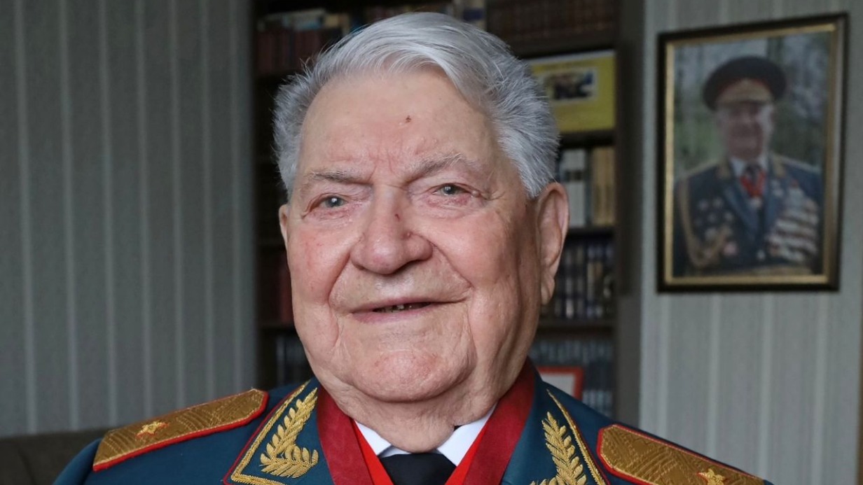 Иван Андреевич Слухай за безупречную службу Родине награжден орденами и медалями