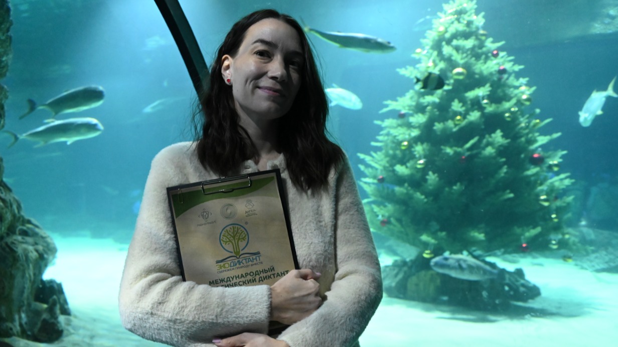 Сотрудник Проектного офиса Международного экологического диктанта Елена Степанкова с бланком вопросов, затрагивающих такие темы, как охрана окружающей среды, знания о животных из Красной книги России, заповедные территории