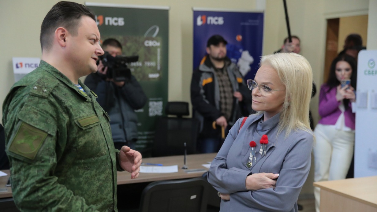 Представитель Единого пункта отбора на военную службу по контракту Павел Екименков проводит экскурсию для народной артистки России Ларисы Долиной