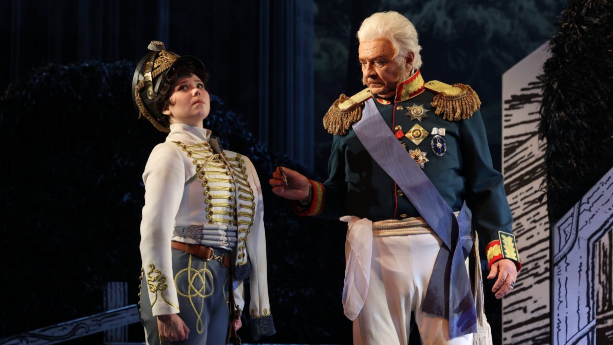 Актриса Екатерина Кузнецова в образе Шурочки Азаровой и народный артист России Александр Дик в роли Михаила Кутузова в спектакле «Гусарская баллада» на сцене Театра Российской армии в постановке Татьяны Константиновой