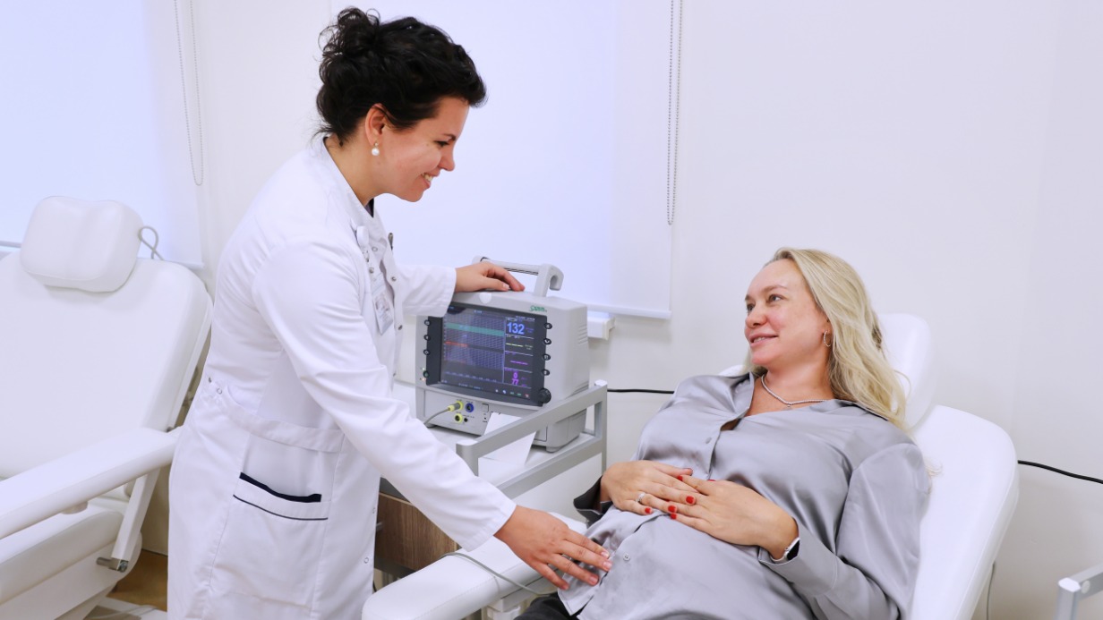 Врач акушер-гинеколог Центра женского здоровья ГКБ № 67 им. Л. А. Ворохобова осматривает пациентку Юлию Герасимову