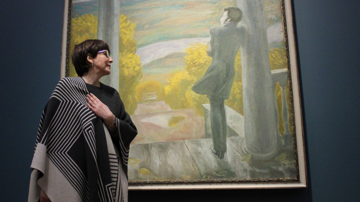 Заместитель генерального директора Третьяковской галереи по научной работе Татьяна Карпова показывает картину Виктора Попкова «Осенние дожди»