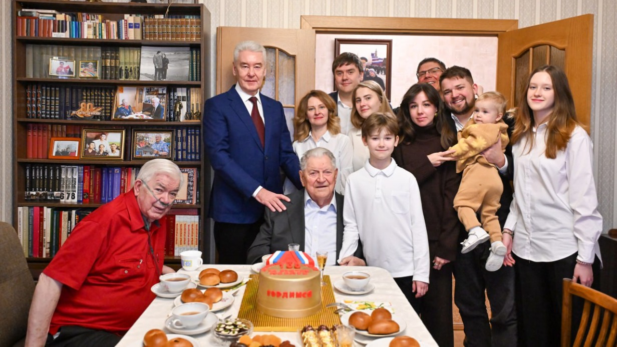 Сергей Собянин поздравил ветерана ВОВ Ивана Слухая с 100-летием