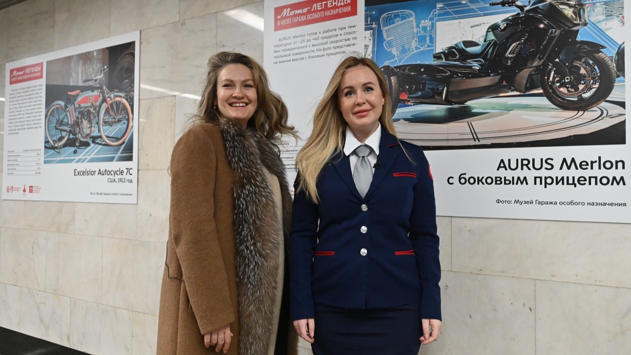 Сотрудница метро Дарья Подгорных и Юлия Куклина на станции «Проспект Вернадского»