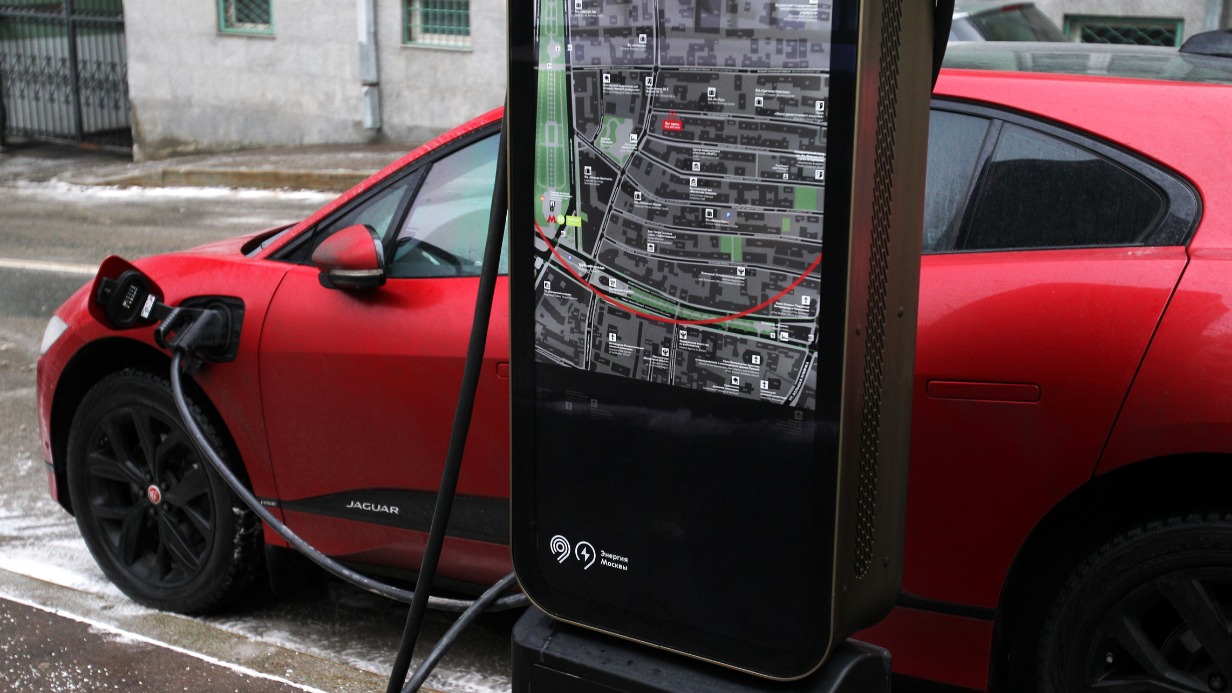 Электромобиль заряжается на одной из станций «Энергия Москвы» в Последнем переулке