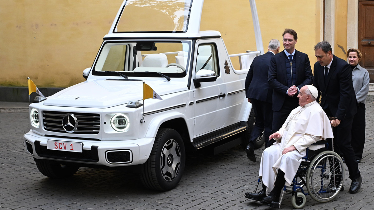 Для Папы Римского изготовили электрический «папамобиль» от Mercedes-Benz