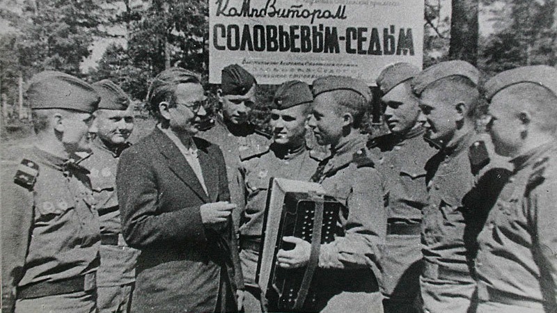 Василий Соловьев-Седой среди бойцов Красной армии, съемка времен Великой Отечественной войны