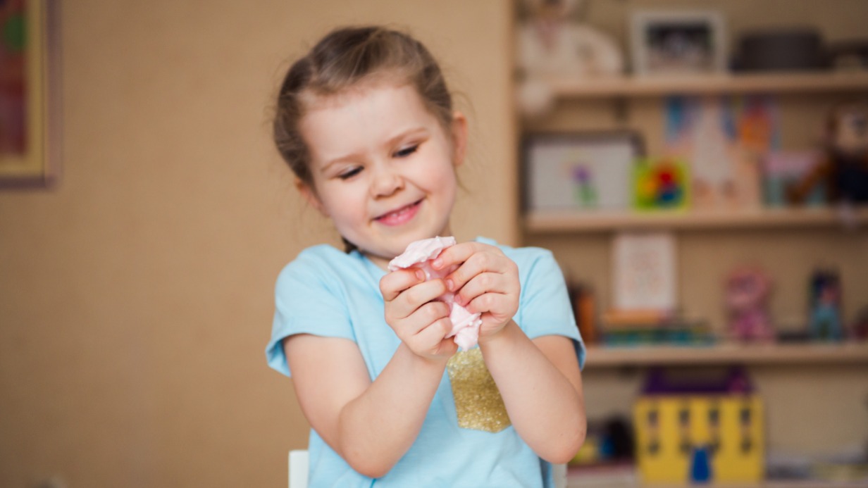 Для детей придумывают много приятных на ощупь игрушек, которые можно мять в руках