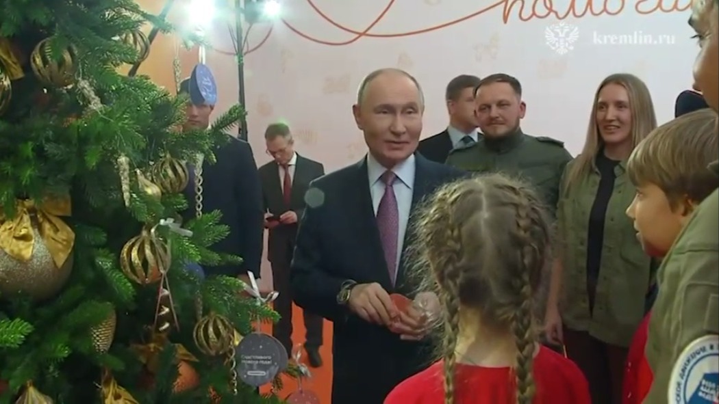 Путин выбрал три открытки с мечтами детей во время акции «Елка желаний»