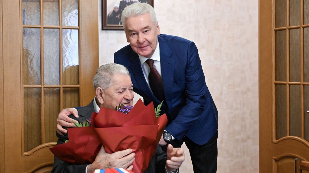 Мэр Москвы Сергей Собянин (справа) поздравил со столетним юбилеем почетного гражданина города Москвы, генерал-майора Ивана Андреевича Слухая