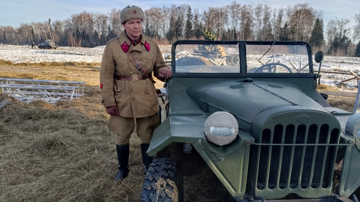 В кинопарке «Москино» заслуженный артист России Сергей Маховиков в роли политрука в киноспектакле Игоря Угольникова «Говорит Москва. Битва за Москву. Первая победа»