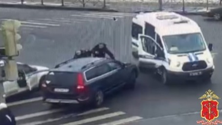 Лишенного прав пьяного водителя поймали в ходе погони со стрельбой в Петербурге