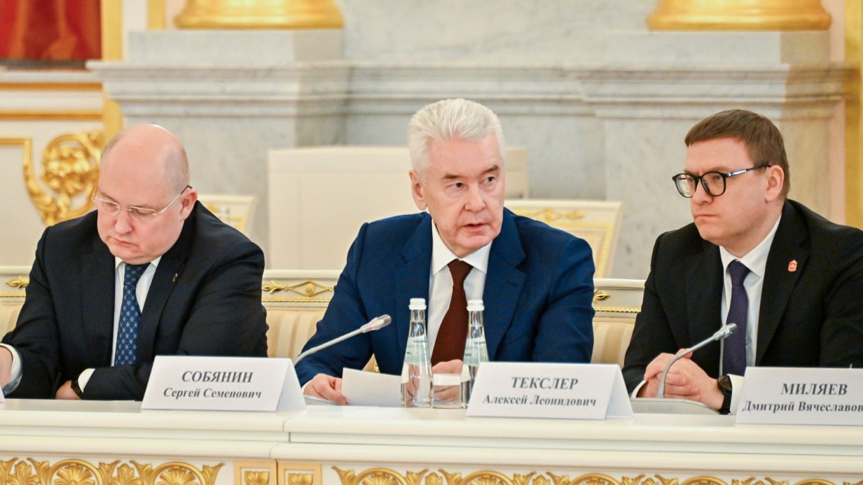 Мэр Москвы Сергей Собянин (в центре), губернатор Севастополя Михаил Развожаев (слева) и губернатор Челябинской области Алексей Текслер на заседании Совета по национальным проектам