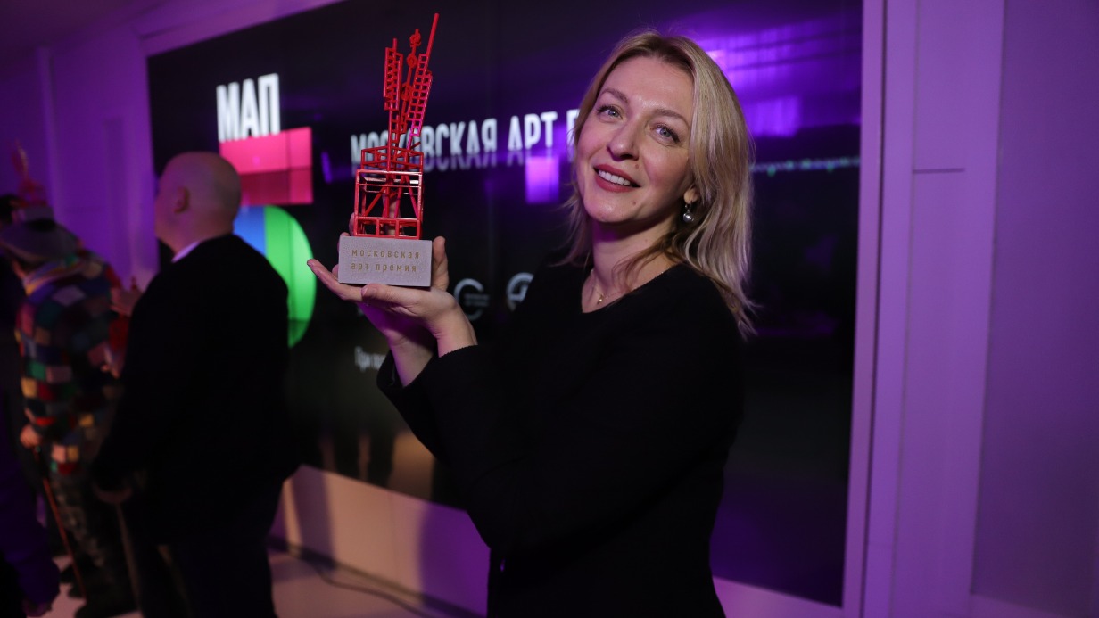 Лауреат арт-премии Оксана Канышева после награждения