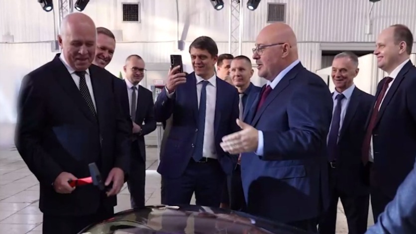 Чемезов с размаху ударил молотком по кабине Су-57 в ходе проверки (видео)