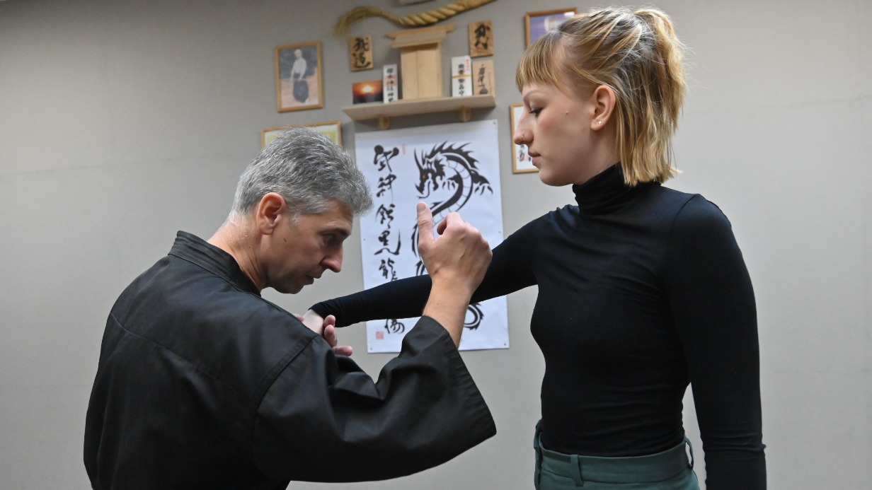 Сенсей Александр Улогов показывает корреспонденту «ВМ» Екатерине Суворовой, как защищаться от противника