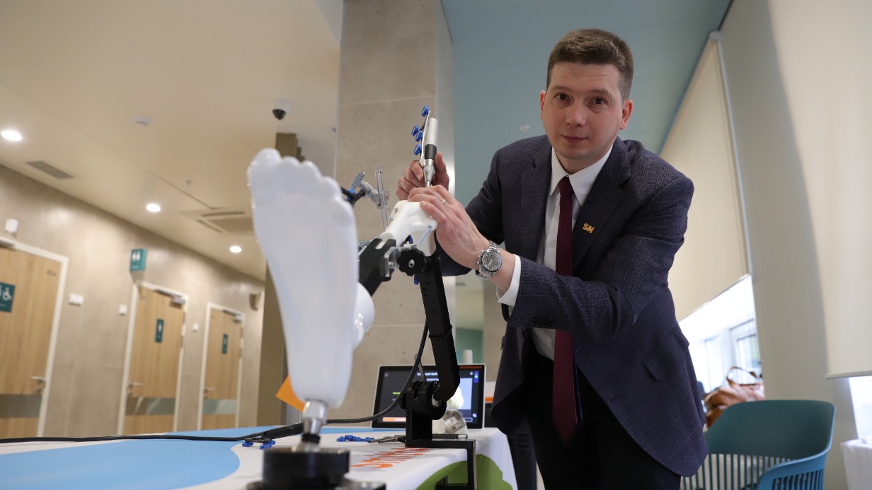 Андрей Щербаков демонстрирует робота