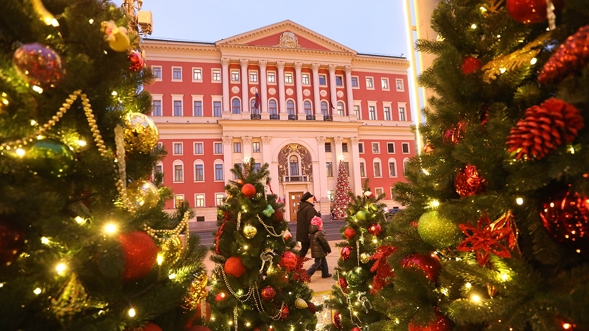 Елки с промышленным дизайном появились в Москве
