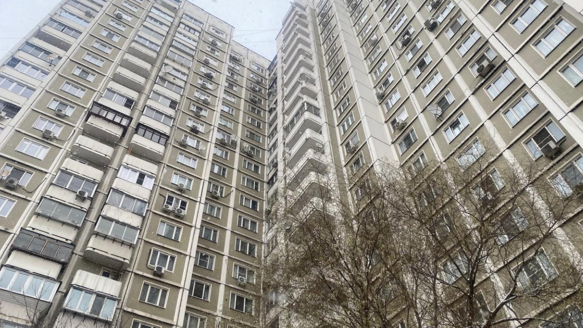 В доме 1998 года постройки на северо-востоке столицы проходит замена лифтового оборудования