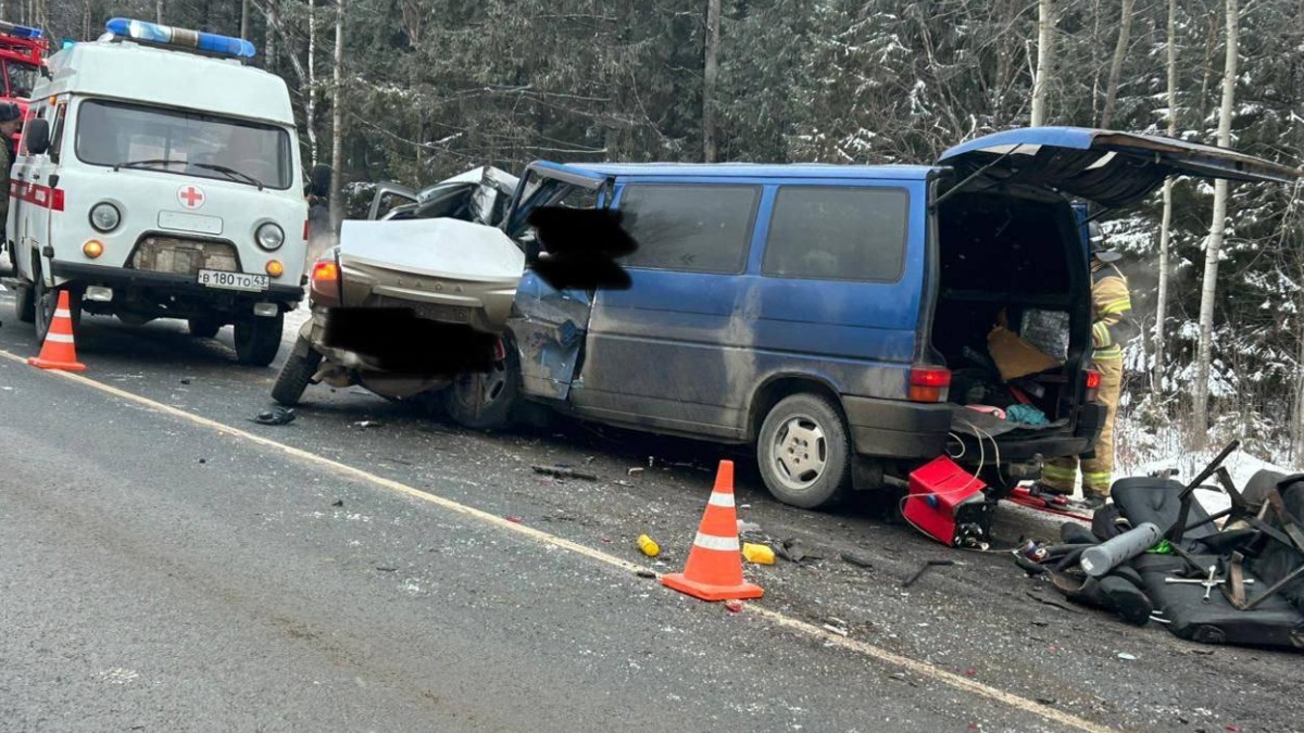 Три человека погибли в ДТП с микроавтобусом в Кировской области