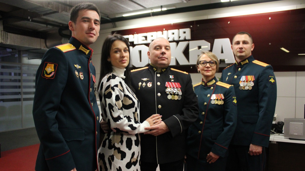 Награжденный медалью «За спасение погибавших» капитан Антон Белянский, капитан медицинской службы Екатерина Николаева с медалью «За спасение погибавших», Герой Российской Федерации подполковник Дмитрий Куценко и его жена Ольга, кавалер ордена Мужества старшина Мадарис Асылбаев (справа налево)