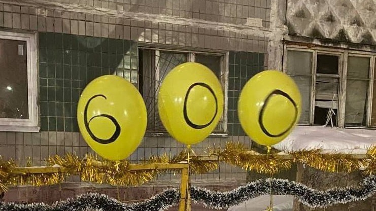 Жители Химок поздравили яму с юбилеем и подарили ей праздничный торт 