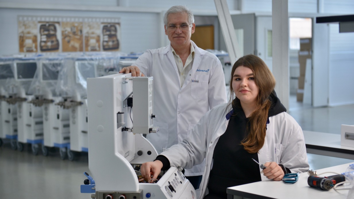 Сборщик Анастасия Семидоцкая и главный инженер компании-резидента ОЭЗ Петр Нестеренко на предприятии, выпускающем аппараты ИВЛ