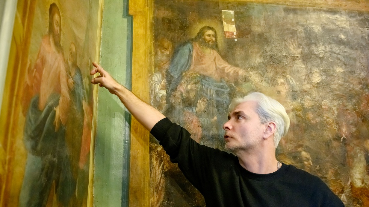 Бригадир художников-реставраторов Константин Васин поделился особенностями сохранения монументальной живописи в верхнем храме церкви Святых апостолов Петра и Павла на Новой Басманной улице