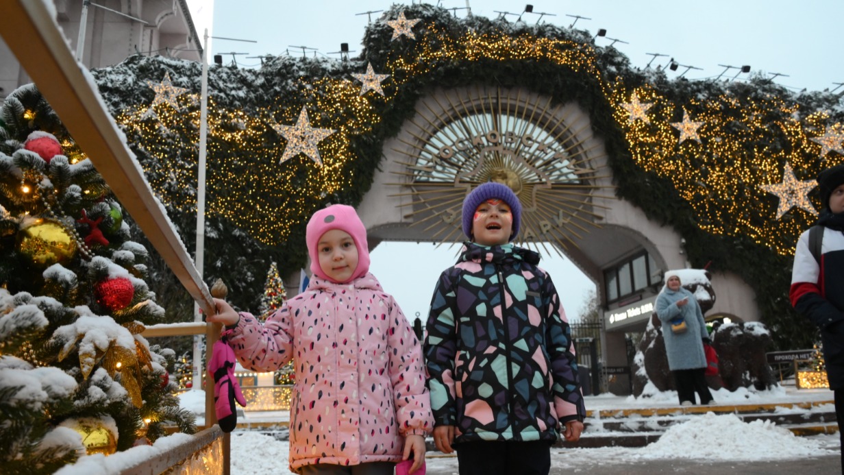 Спортивные гимнастки Полина и София Петровы пришли в Московский зоопарк. Его вход украсили праздничные хвойные композиции