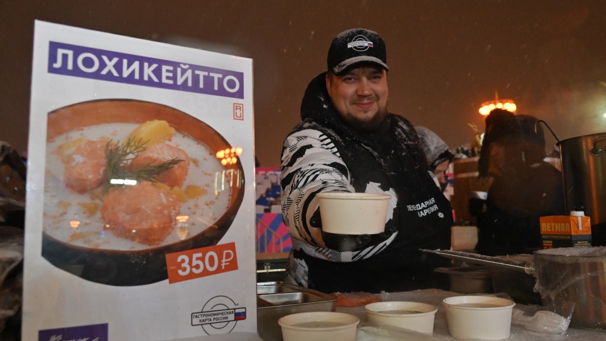 Шеф-повар Михаил Гаврилов провел мастер-класс по приготовлению карельской ухи лохикейтто для посетителей катка на ВДНХ в рамках проекта «Гастрономическая карта России»