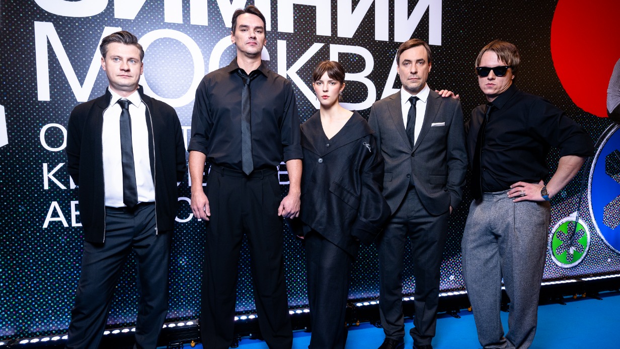 Церемонию открытия фестиваля «Зимний» в кинотеатре «Художественный» провели актер Евгений Цыганов, Полина Цыганова вместе с музыкальной группой «Ме4та»