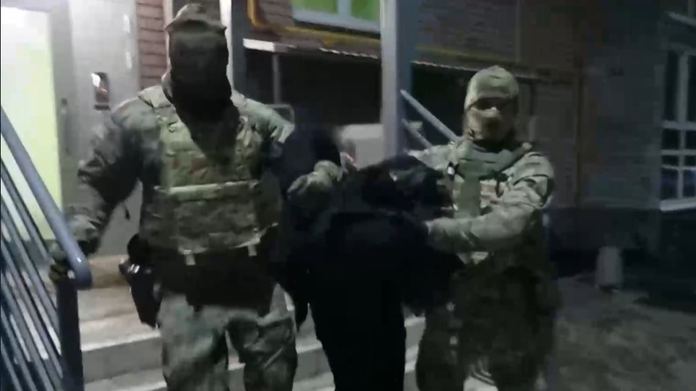 ФСБ показала кадры допроса готовившего теракт гражданина России и Германии